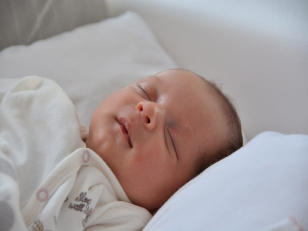 Hirtelen csecsemőhalál megelőzése: a kisbabának külön ágyban kellene aludnia egy új tanulmány szerint
