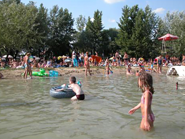 5 szuper kis tó Budapest közelében, ahol babával, kisgyerekkel is lehet strandolni