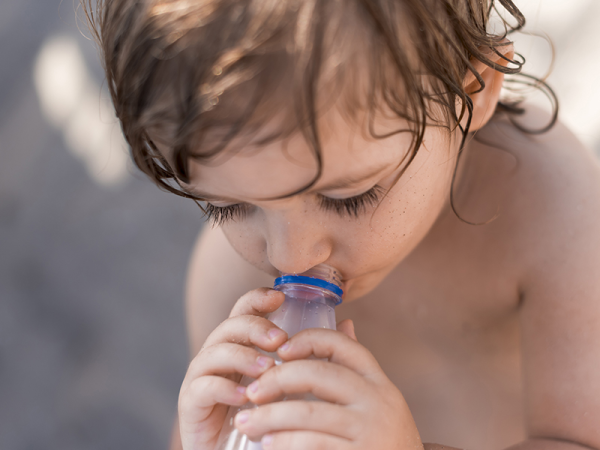 Babák, kisgyermekek folyadékigénye, táplálás - Mit és mennyit egyen, igyon a gyermeked a hőségben? Védőnő tanácsai