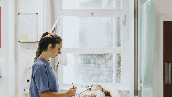 Rendellenes vérzés a méhben, kismedencei fájdalom - Mire utalhatnak a tünetek császármetszés után? Szakorvos válaszol