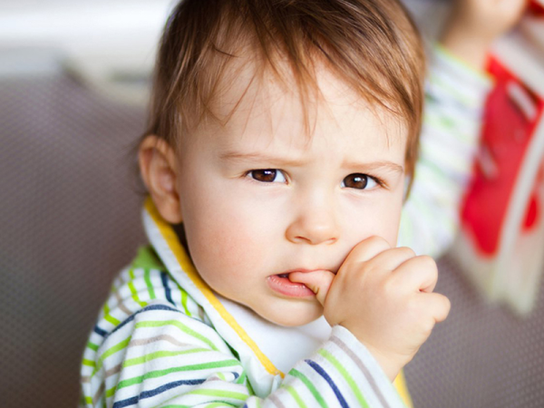 Ujjszopás és körömrágás kisgyerekeknél - Jó hatással van a gyerek egészségére, ha szopja az ujját vagy rágja a körmét?
