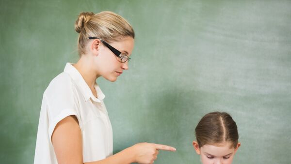 Iskolai fegyelmezés: Kiküldheti-e a tanár a diákot teremből? Eltilthatja-e az az osztálykirándulástól?