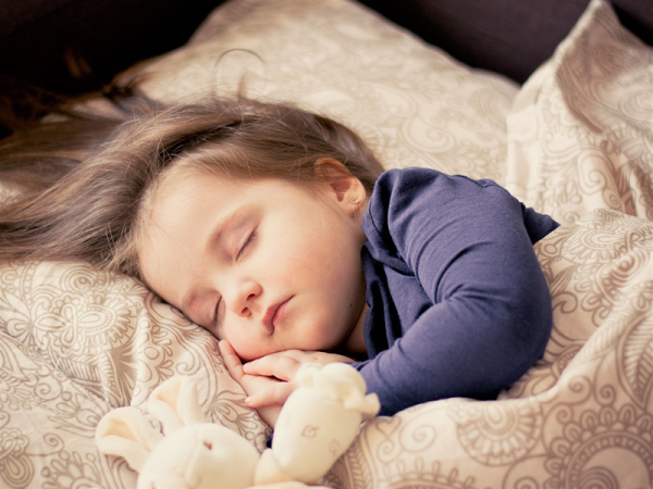 Mennyi alvásra van szüksége a 2-6 éves gyerekeknek? Milyen jelek utalnak alváshiányra? - Összefoglaló táblázattal