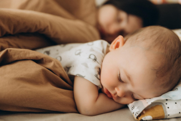 Hol aludjon a baba? A szülővel, vagy kiságyban? Pro és kontra