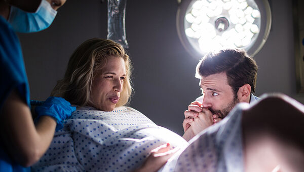 Hogyan készülj fel testileg-lelkileg a szülésre? Milyen gyakorlatokat végezz szülés előtt? Hogyan segíthet a kísérőd szülés közben?