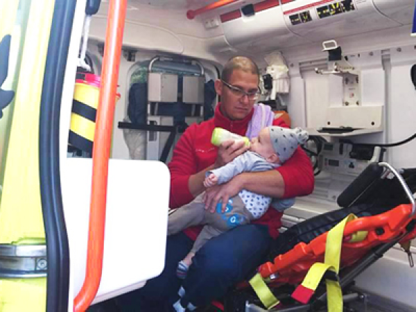 Megható fotó a tömegbaleset után: a mentőápoló etette meg a 6 hónapos kisbabát Monorierdőn