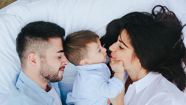 Együttalvás vagy külön alvás: Hogyan maradhat a tiétek a szülői ágy?