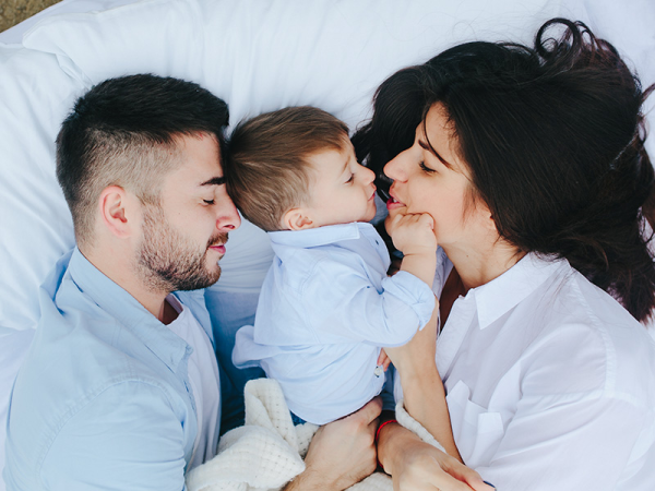 Együttalvás vagy külön alvás: Hogyan maradhat a tiétek a szülői ágy?