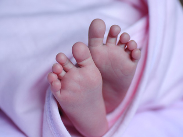 Betört a csecsemő koponyája, mert leesett a kórházi ágyról Miskolcon - Az anyja szoptatás közben aludt el