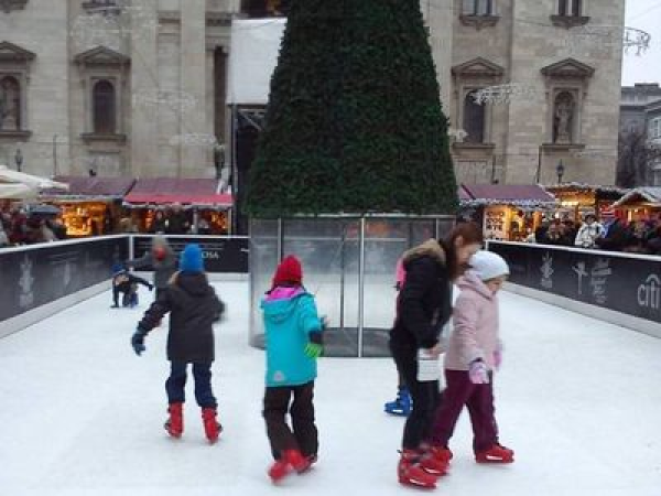 Ide vidd el a gyereket idén télen! 8 ingyenes korcsolyapálya Budapesten, ami szuper családi program lehet