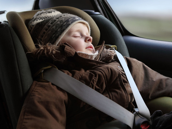 10-ből 9 szülő elköveti ezt a hibát, amikor autóba ülteti télen a gyermekét - Életveszélyes lehet, ha nem jól használod a gyerekülést!