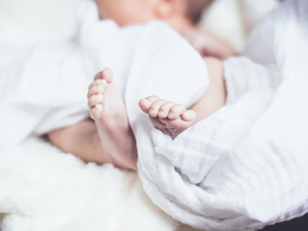 Mit lehet tudni a kisbabáról, akit szenteste hagytak szülei a miskolci kórház előtt?