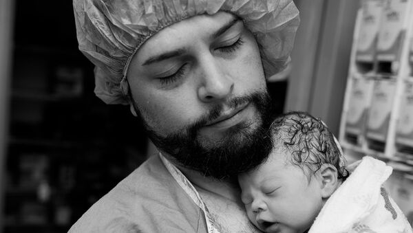 Apás szülés: a varázslatos pillanat, amikor egy férfiból hirtelen apa lesz - 10 lenyűgöző fotó a születés csodájáról