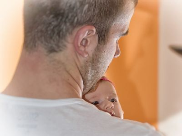 Apás szülés: önként választják az apukák vagy csak nem mernek nemet mondani? Jobb vagy rosszabb lesz tőle a párkapcsolat? Szülésznők mesélnek a tapasztalatokról