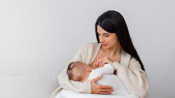 Szoptatási pózok: Így kell helyesen mellre tenni a babát, hogy ne sebesedjen ki a mellbimbó - Szakember tanácsai