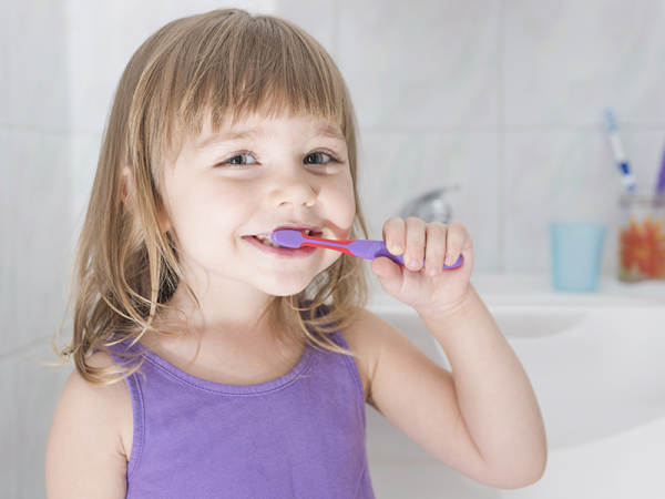 Így szerettesd meg a gyerekkel a fogmosást! - Miért fontos a tejfogakat is rendszeresen tisztítani? Szakember tanácsai