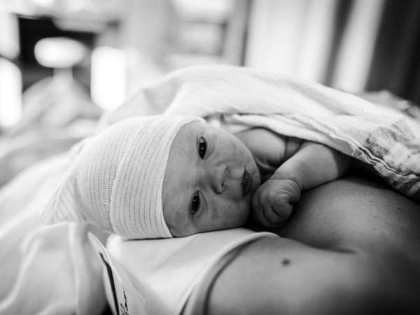 Ez is megtörténhet szülés közben! Nem mindennapi fotók készültek egy kisfiú születéséről