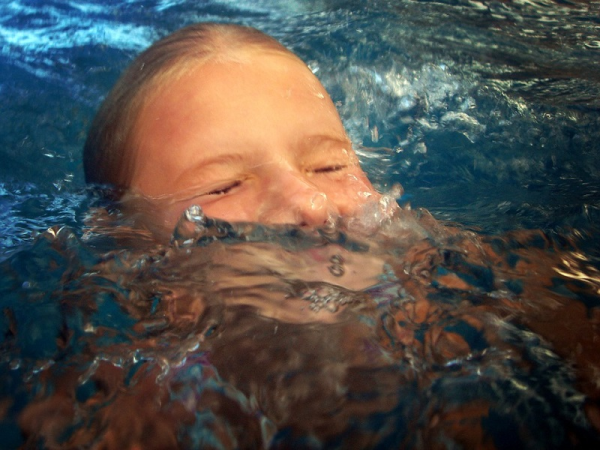 Fuldoklás jelei, fulladás strandolás után: honnan tudhatod, hogy víz került a gyerek tüdejébe? Gyerekorvos válaszol