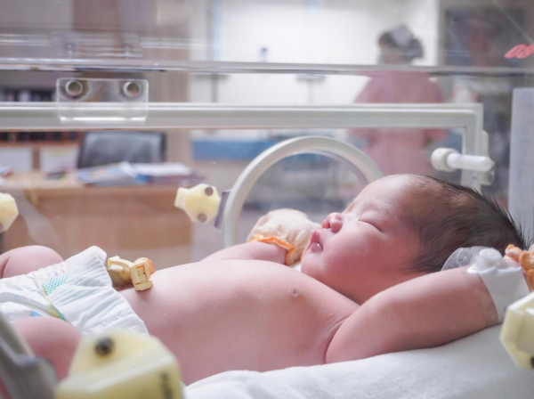 Újszülött babát tettek a babamentő inkubátorba Székesfehérváron - gyönyörű nevet kapott a kisfiú