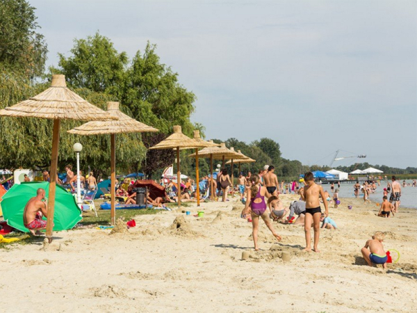 A 10 legjobb strand a Balatonnál 2017: családbarát strandok sok árnyékkal és játszótérrel, kisgyerekeseknek is!