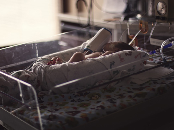 Újszülötteket zaklattak a kórház dolgozói - Le is fotózták, mit csináltak a csecsemőkkel