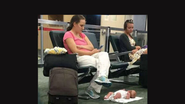 A földre rakta az anyuka a kisbabáját, hogy nyugodtan mobilozhasson - Elítéled a viselkedését? Előbb olvasd el a történetét!