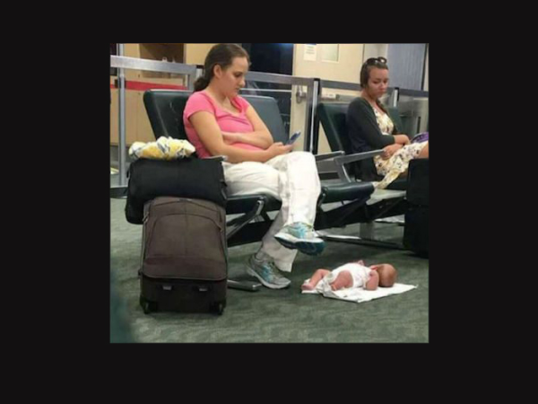 A földre rakta az anyuka a kisbabáját, hogy nyugodtan mobilozhasson - Elítéled a viselkedését? Előbb olvasd el a történetét!