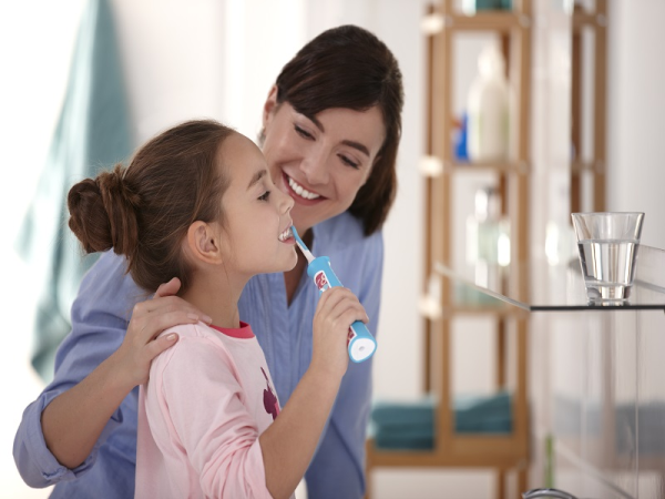 Fogápolás babáknál, gyerekeknél: hogyan tanítsd meg a fogmosást a gyereknek? Jobb-e az elektromos fogkefe?