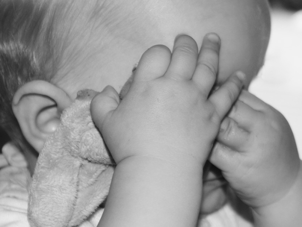 9 hónapos kisbabájához vágta a távirányítót az apa, mert dühítette a sírása - Bíróság előtt kell felelnie tettéért