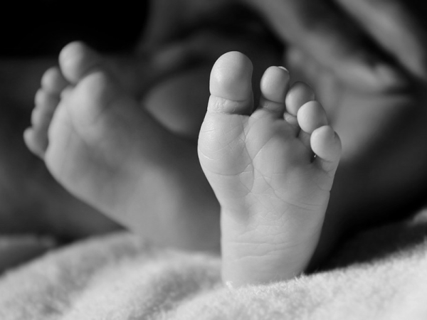Ezért tilos megrázni a csecsemőt! Meghalt egy 7 hónapos kisbaba, mert az anyja többször megrázta, hogy ne sírjon