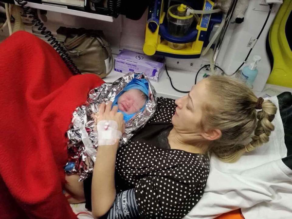 Nem jutott el a kórházig, a mentőautóban született meg a kisbaba! - Tündéri fotó is készült a kislányról az anyukája karjában