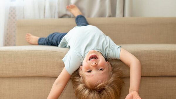 "Ha folyton izeg-mozog, nem figyel, akkor NEM rosszalkodik!" - Így ismerd fel a szenzoros ingerkereső gyerekeket