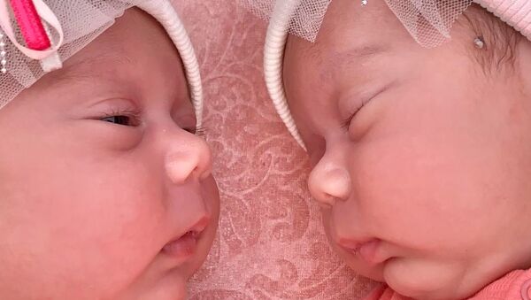 Nem mindennapi csoda - Pár perc alatt jöttek világra az iker babák a mentőautóban