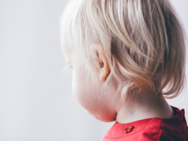 Halláskárosodás okai, tünetei gyerekeknél: milyen jelek utalnak arra, hogy baj van a baba, kisgyermek hallásával?
