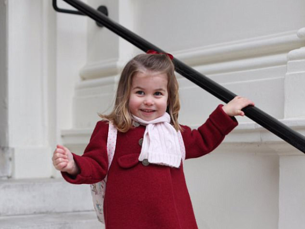 Óvodás lett a kis Sarolta hercegnő! Tündéri fotókat osztott meg róla a brit Palota az első ovis napján