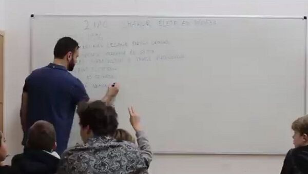 Iskolai zaklatás, kiközösítés - megható videó arról, hogy mit élnek át a gyerekek, amikor rosszat mondanak róluk