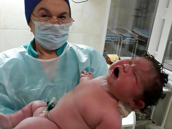 Óriásbébi született! A több mint 6 kilós kislányt természetes úton hozta világra az édesanyja - Fotó!