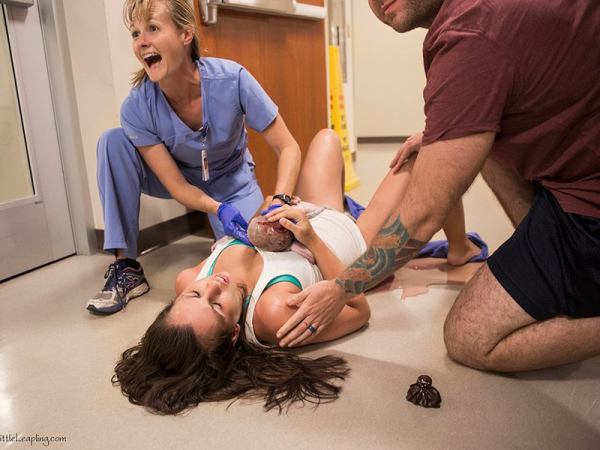 A kórház folyosóján szülte meg kisbabáját az anyuka! - Lenyűgöző fotók készültek a nem mindennapi szülésről