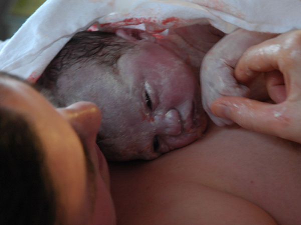 "Aranyóra" szülés után: Ezért olyan fontos az újszülöttnek, hogy élete első óráját az édesanyja mellkasán töltse