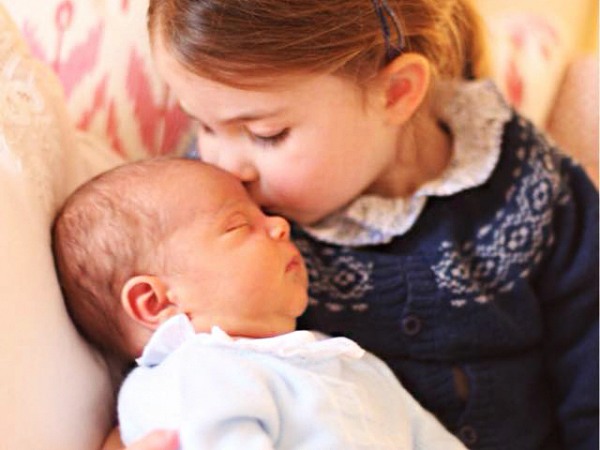 Itt vannak az első hivatalos babafotók a kis Lajos hercegről! Maga Katalin hercegnő készítette az aranyos képeket