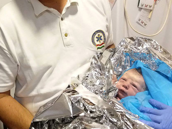 Mentőt hívtak a kismamához, de beindult a szülés! Végül a mentősök segítették világra a pici Emmát - Fotó is készült róla