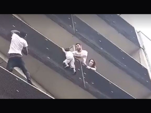 Pókemberként mászott meg 4 emeletet a férfi, hogy megmentsen egy kisfiút! A picit egyedül hagyták otthon a szülei