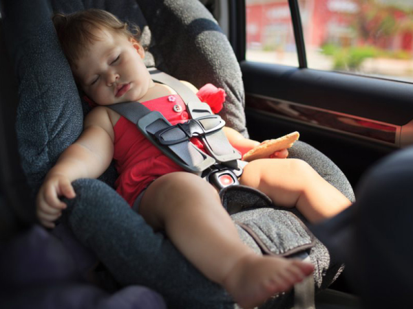 Ezért ne hagyd a gyereket egy percre sem az autóban! Már a 20 fokos kinti hőmérséklet is végzetes lehet a kocsiban lévők számára