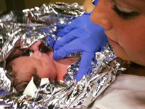 Nem bírta ki a kórházig, a mentőautóban született meg a kisfiú - Nézd, milyen tündéri hajasbaba! - Különleges nevet kapott