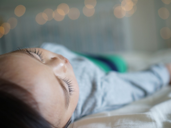 Hozzátáplálás és alvás: Jobb alvók azok a babák, akik korábban kapnak szilárd táplálékot - Kutatási eredmény