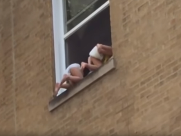 Egy második emeleti ablakból lógott ki két kisbaba! - A járókelők próbálták megmenteni őket