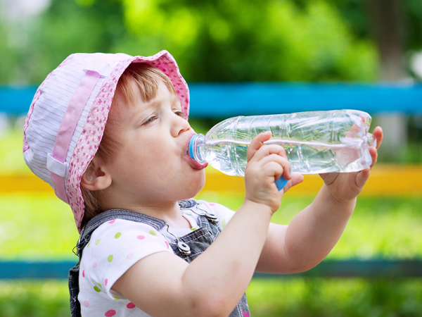 Folyadékpótlás kánikulában: Nem elég csak vizet vagy ásványvizet adni a gyereknek, figyelmeztet a gyermekgyógyász