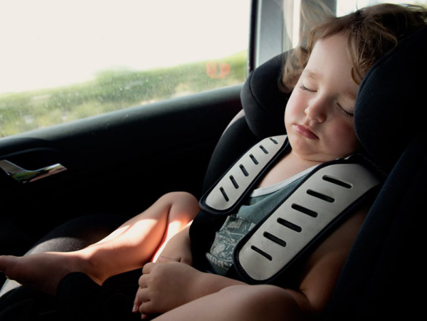 Hőség ellen: Lehúzod az ablakot vagy benyomod a légkondit az autóban? Erre figyelj, hogy ne kapjon fülgyulladást a gyerek