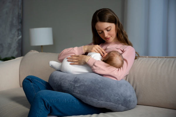 Újszülött szoptatása: hogyan helyezd a mellre a babát? Szakorvos tanácsai