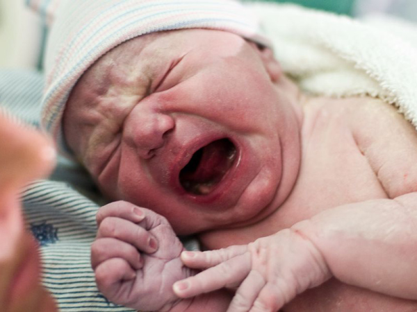 Elképesztő szüléstörténet: Pánikban telefonált a kismama a mentőknek, hogy úton a baba, már látszik a feje!